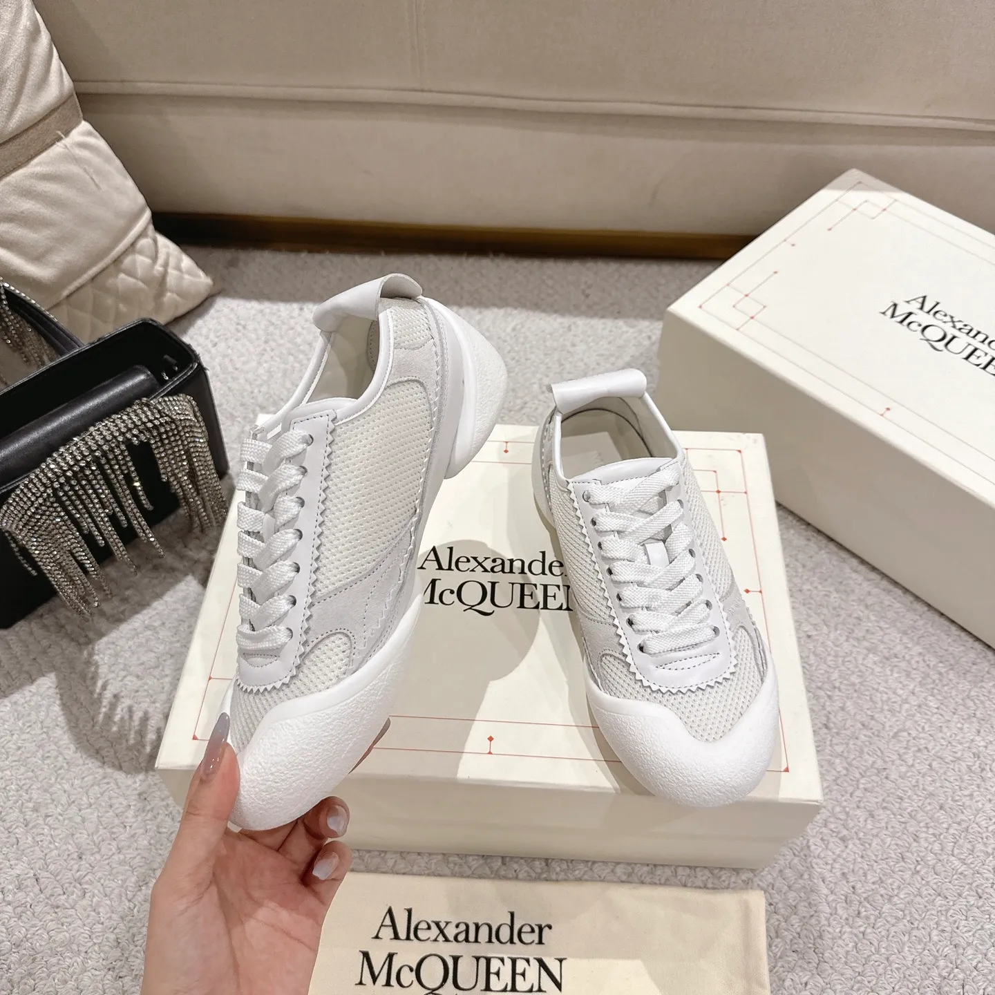👟👟Ex-factory price 600👟👟 Men's size +10 2025 McQueen's new AIexanderMcQUEEN✅ The original quality has been certified! The original version is reproduced 1:1, and the latest lace-up casual shoes are released simultaneously. • McQueen logo • Round toe box • Lightweight segmented sole design, made of imported stretch breathable fabric + grained cowhide, soft inner lining and insole, comfortable for walking and not stuffy on the feet. Five colors: black/white·white·off-white·black/brown·yellow Fabric: grained cowhide + stretch fabric + cow suede Insole: imported sheepskin Women’s model: 35–40 (40 for women is not returnable) Men’s model: 39–45 (45 for men is not returnable)